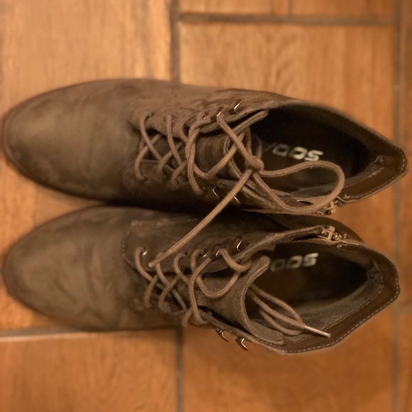 Olive green velvet Ankle booties - Picture 3 of 5